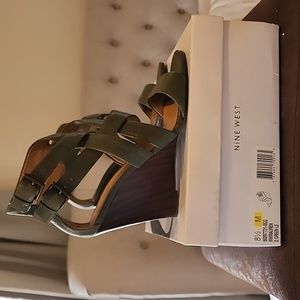 Nine West 8.5 Green wedge sandal